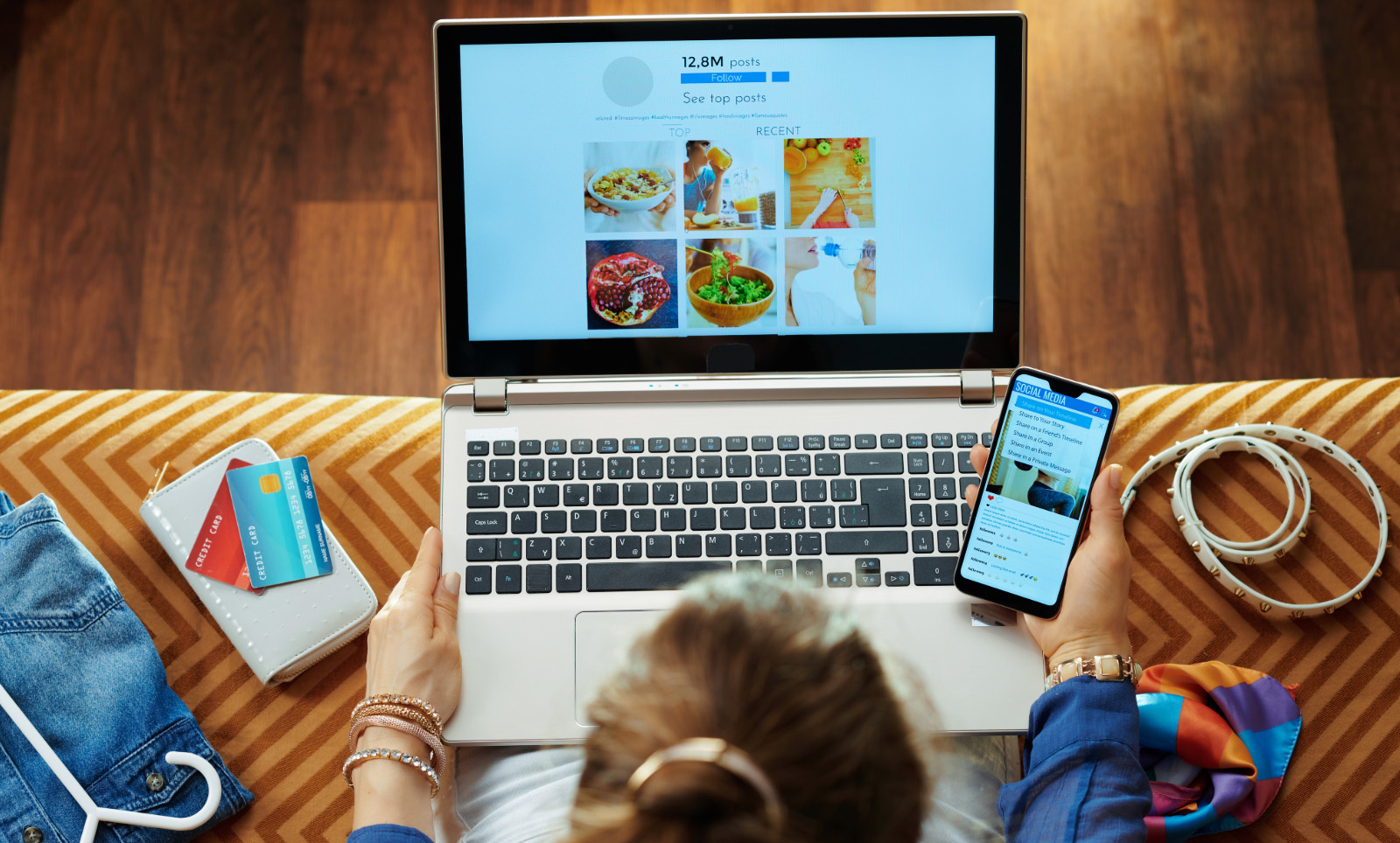 tło-audyt-social-media-account audyt-social-media-account